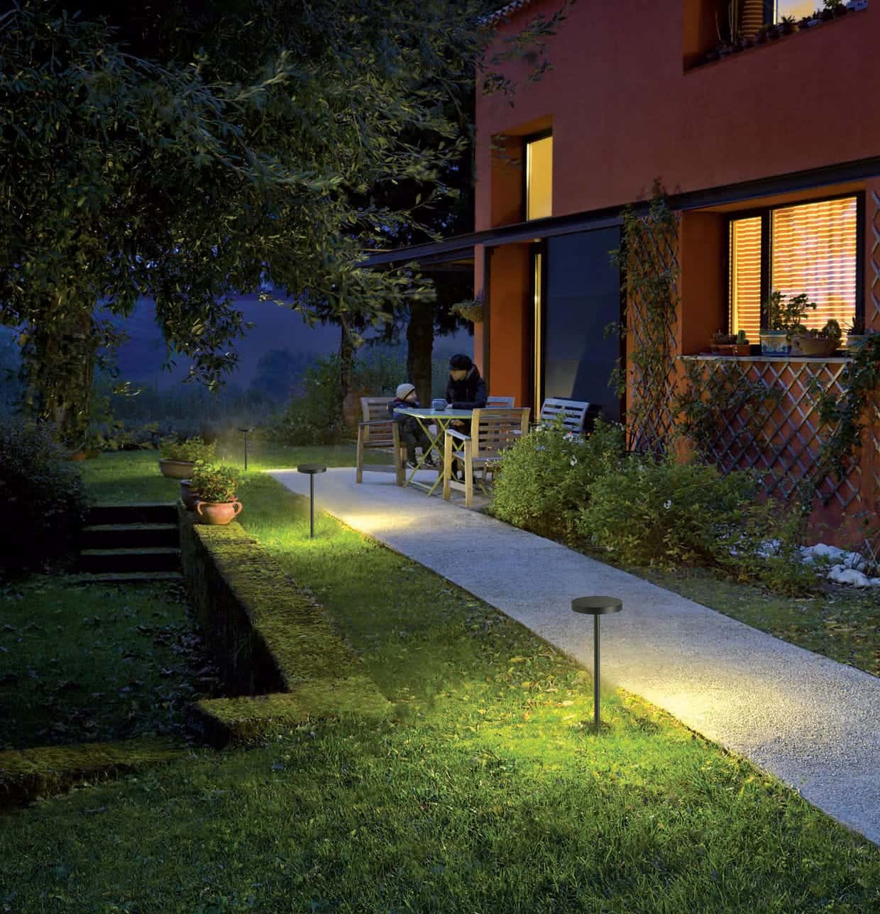 LED lighting used outside of a modern home